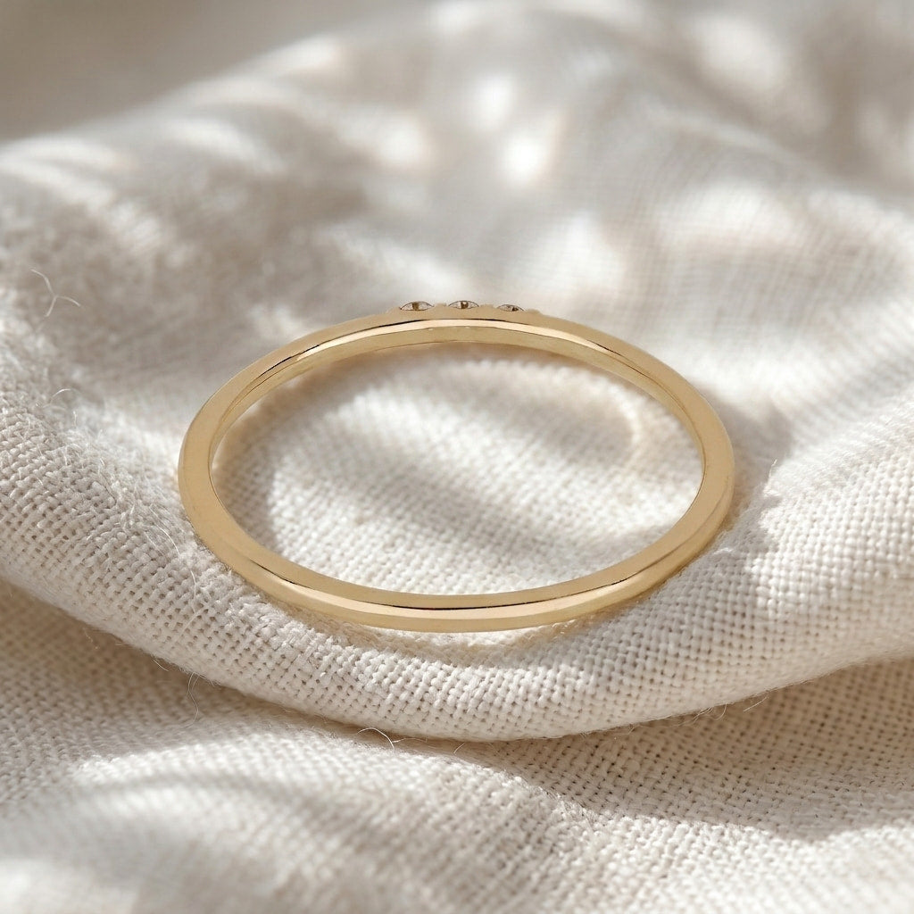 round cut 3 stone diamond wedding band