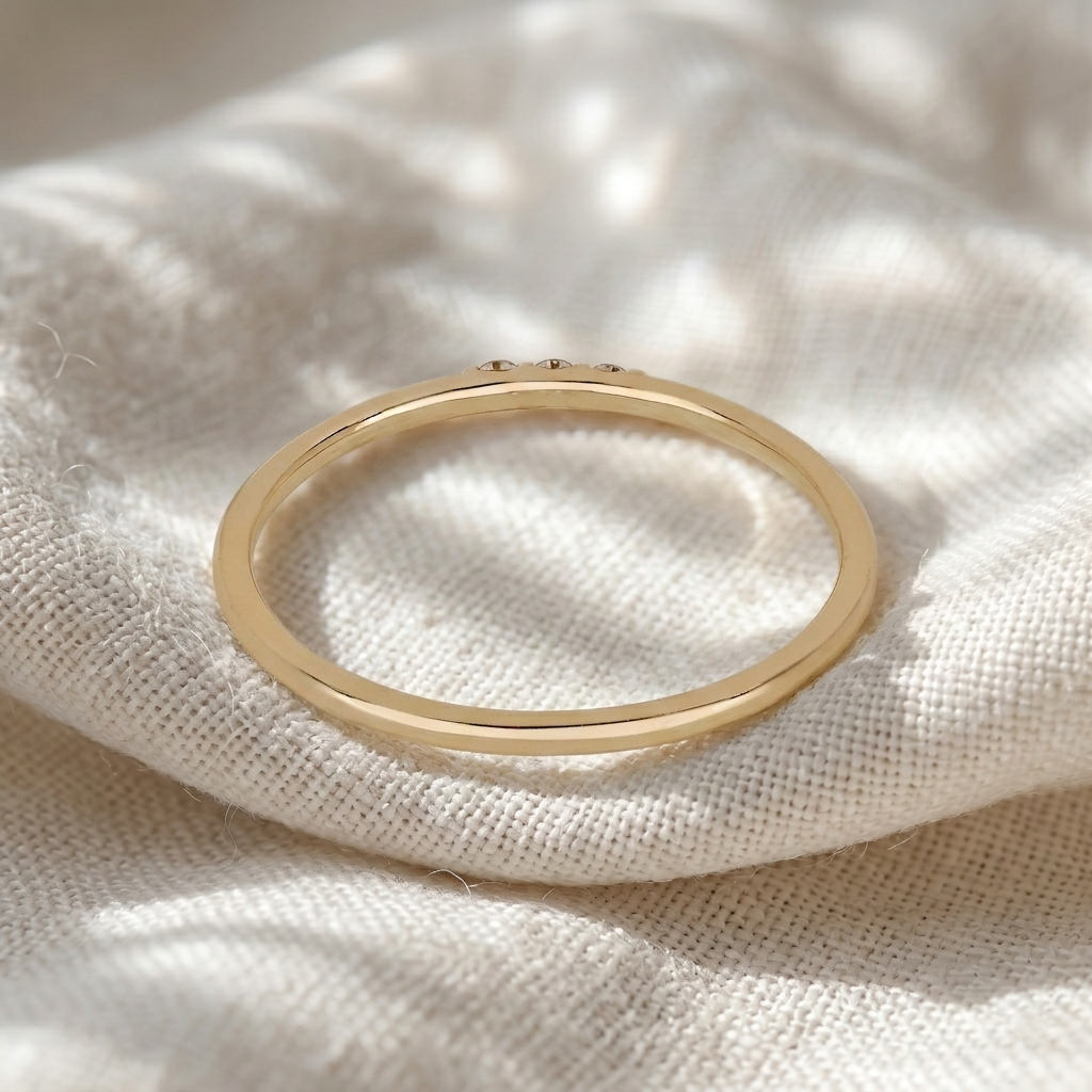 round cut 3 stone diamond wedding band