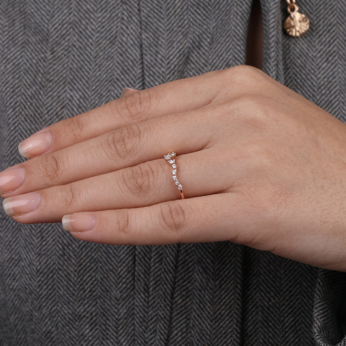 curved graduated round diamond contour wedding band
