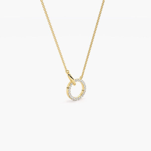 Lab Grown Diamond Circle Pendant Necklace in Yellow Gold