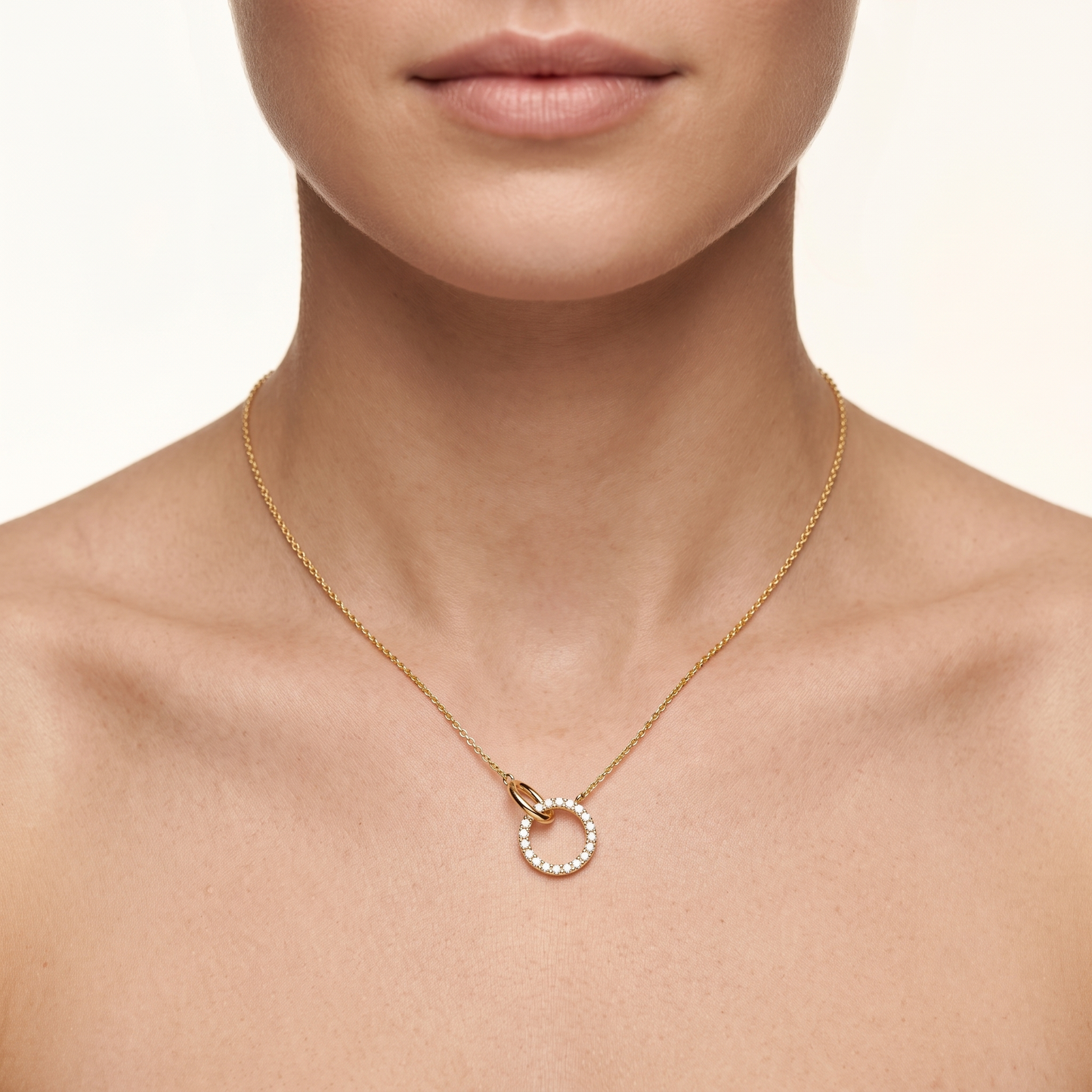 lab grown diamond circle pendant necklace in yellow gold